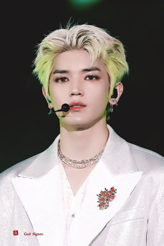 Idols Who Did The Neon Lemon Hair Best
