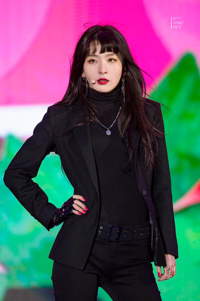 The Best All Black Outfits Repped By K Pop Idols  - 17