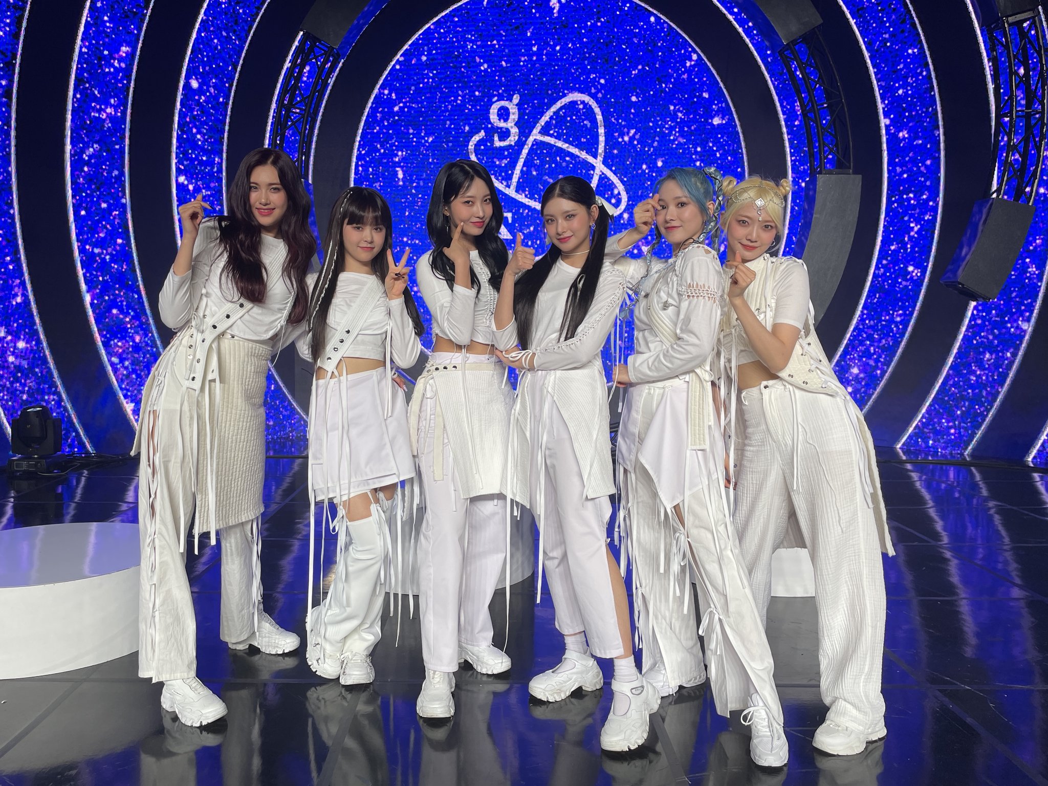 everglow strikes gold once again with latest comeback everglow strikes gold once again with latest comeback