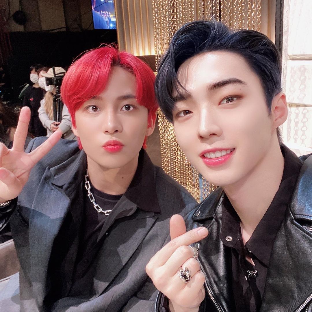 5-hilarious-imitation-moments-between-ateez-s-jongho-and-park-yuri